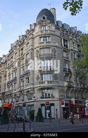 Paris, inneren Vorstadt, Wohnung Block über Geschäfte
