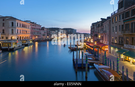 Venedig, Italien - 11. März 2014: Canal Grande Abenddämmerung von Ponte Rialto Stockfoto