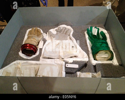 Handschuhe für Raumanzüge sind wichtige Komponenten der Astronautenausrüstung, die Schutz, Beweglichkeit und Isolierung in rauen Umgebungen bieten. Mit diesen Handschuhen können Astronauten Aufgaben sicher während Raumwanderungen und außerfahrzeugbezogenen Aktivitäten ausführen. Stockfoto