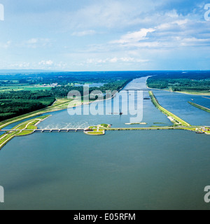 Luftbild von Wasserkraftwerk Iffezheim und Damm am Rhein Elsass Frankreich Stockfoto