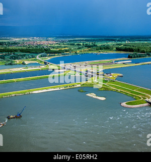 Luftbild von Wasserkraftwerk Iffezheim und Damm am Rhein Elsass Frankreich Stockfoto