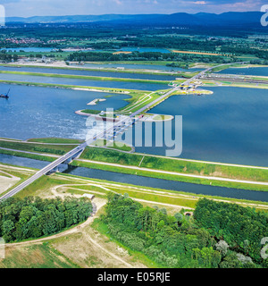 Luftbild von Wasserkraftwerk Iffezheim und Damm am Rhein Elsass Frankreich Stockfoto