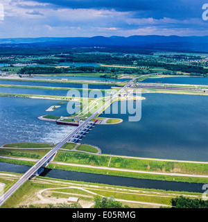 Luftbild von Wasserkraftwerk Iffezheim und Damm am Rhein Elsass Frankreich Stockfoto