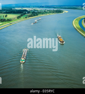 Luftaufnahme von Lastkähnen navigieren auf Rhein Elsass Frankreich Stockfoto