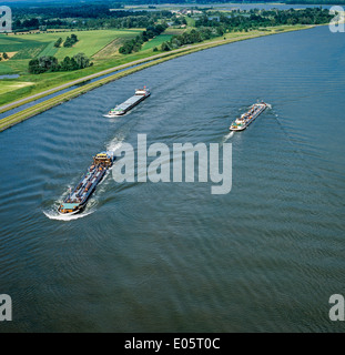 Luftaufnahme von Lastkähnen navigieren auf Rhein Elsass Frankreich Stockfoto