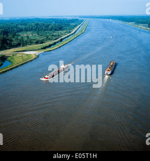 Luftaufnahme von Lastkähnen navigieren auf Rhein Elsass Frankreich Stockfoto