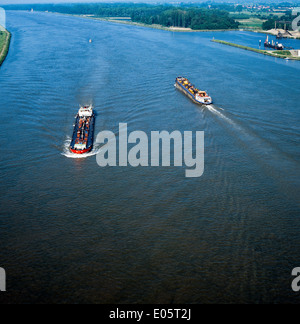 Luftaufnahme von Lastkähnen navigieren auf Rhein Elsass Frankreich Stockfoto