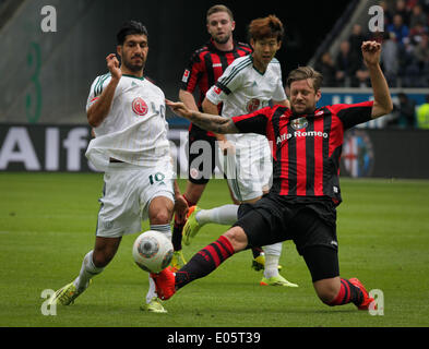 Frankfurter Marco Russ (R) wetteifert um den Ball mit Leverkusens Emre können (L) während der Bundesliga Fußballspiel zwischen Eintracht Frankfurt und Bayer Leverkusen in Commerzbank-Arena in Frankfurt Main, Deutschland, 3. Mai 2014. Es ist Vehs letzte Heimspiel, bevor er am Ende der Saison den Verein verlässt. Foto: FRANK RUMPENHORST/DPA (Achtung: aufgrund der Akkreditierungsrichtlinien die DFL nur erlaubt die Veröffentlichung und Nutzung von bis zu 15 Bilder pro Spiel im Internet und in Online-Medien während des Spiels.) Stockfoto