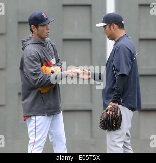 Boston, Massachusetts, USA. 23. April 2014. Koji Uehara (Red Sox), Hiroki Kuroda (Yankees) MLB: Koji Uehara der Boston Red Sox spricht mit Hiroki Kuroda der New York Yankees während des Trainings vor der Major League Baseball Spiel im Fenway Park in Boston, Massachusetts, USA. © AFLO/Alamy Live-Nachrichten Stockfoto