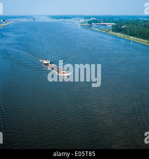 Luftaufnahme von einem Lastkahn navigieren auf Rhein Elsass Frankreich Stockfoto