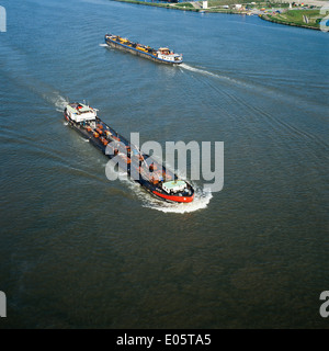 Luftaufnahme von zwei Lastkähne, die auf dem Rhein fahren und sich gegenseitig passieren, Elsass Frankreich Deutschland Europa Stockfoto