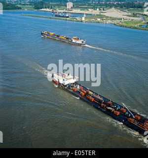 Luftaufnahme von Lastkähnen navigieren auf Rhein Elsass Frankreich Stockfoto