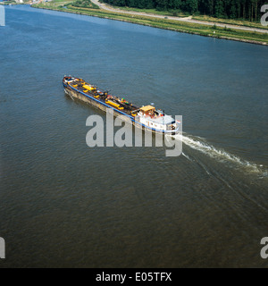 Luftaufnahme von einem Lastkahn navigieren auf Rhein Elsass Frankreich Stockfoto