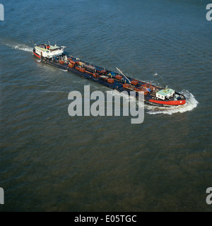 Luftaufnahme von einem Lastkahn navigieren auf Rhein Elsass Frankreich Stockfoto