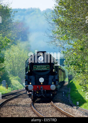 Brockham, Dorking, Surrey. Samstag, 3. Mai 2014. Die Belmond British Pullman VS Orient Express Steam Locomotive BR (S) Handelsmarine Clan Line Klasse 4-6-2 Nr. 35028 rast durch die Surrey Hills in Surrey, 1500hrs Samstag 3. Mai auf dem Weg nach London Victoria. Credit: Foto von Lindsay Constable / Alamy Live News Stockfoto