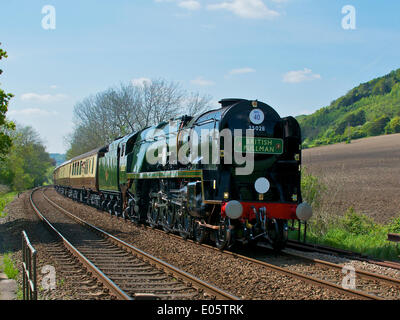 Brockham, Dorking, Surrey. Samstag, 3. Mai 2014. Die Belmond British Pullman VS Orient Express Steam Locomotive BR (S) Handelsmarine Clan Line Klasse 4-6-2 Nr. 35028 rast durch die Surrey Hills in Surrey, 1500hrs Samstag 3. Mai auf dem Weg nach London Victoria. Credit: Foto von Lindsay Constable / Alamy Live News Stockfoto