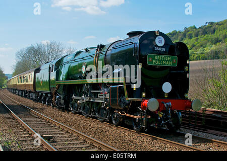 Brockham, Dorking, Surrey. Samstag, 3. Mai 2014. Die Belmond British Pullman VS Orient Express Steam Locomotive BR (S) Handelsmarine Clan Line Klasse 4-6-2 Nr. 35028 rast durch die Surrey Hills in Surrey, 1500hrs Samstag 3. Mai auf dem Weg nach London Victoria. Credit: Foto von Lindsay Constable / Alamy Live News Stockfoto