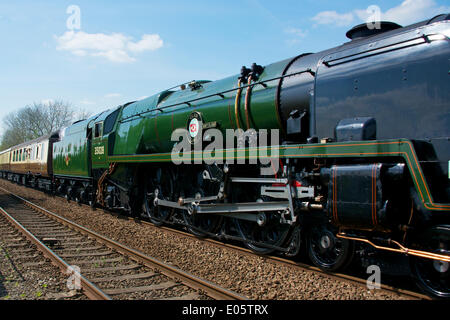 Brockham, Dorking, Surrey. Samstag, 3. Mai 2014. Die Belmond British Pullman VS Orient Express Steam Locomotive BR (S) Handelsmarine Clan Line Klasse 4-6-2 Nr. 35028 rast durch die Surrey Hills in Surrey, 1500hrs Samstag 3. Mai auf dem Weg nach London Victoria. Credit: Foto von Lindsay Constable / Alamy Live News Stockfoto