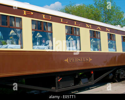 Brockham, Dorking, Surrey. Samstag, 3. Mai 2014. Die Belmond British Pullman VS Orient Express Steam Locomotive BR (S) Handelsmarine Clan Line Klasse 4-6-2 Nr. 35028 rast durch die Surrey Hills in Surrey, 1500hrs Samstag 3. Mai auf dem Weg nach London Victoria. Credit: Foto von Lindsay Constable / Alamy Live News Stockfoto