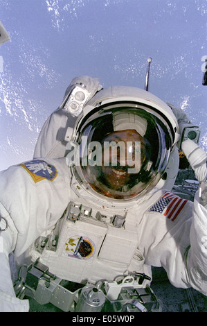 Der Astronaut Winston Scott führte während der STS-87 an Bord des Space Shuttle Columbia eine außerfahrbare Aktivität (EVA) durch und führte Wartungsarbeiten und Inspektionen an externen Raumfahrzeugkomponenten durch, während er gleichzeitig Missionsziele und wissenschaftliche Operationen unterstützte. Stockfoto