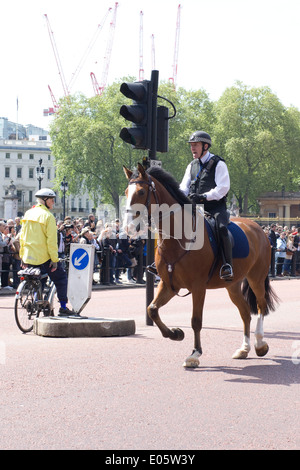 Berittene Polizisten zu Fuß die Mall London England Metropolitan Police Service Stockfoto