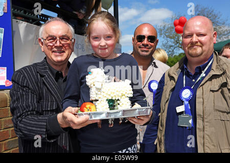 London, UK. 3. Mai 2014. Peter Egan mit Zoe, der 1. Preisträger des Wettbewerbes "Kuchen" mit ihrem Eintrag Apple Pudel alle Hunde Materie, große Hampstead Rinde ab 2014, London. Auch prominente vet Marc Abraham und Richard Gentry, Constabulary Manager von Hampstead Heath. Bildnachweis: Paul Brown/Alamy Live-Nachrichten Stockfoto