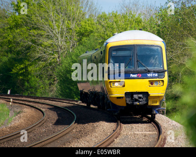 Brockham, Dorking, Surrey. Samstag, 3. Mai 2014. Erster große 165114 Westbahn Zug nähert sich einem Bahnübergang Stockfoto