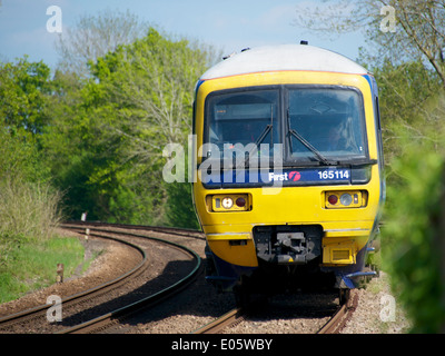 Brockham, Dorking, Surrey. Samstag, 3. Mai 2014. Erster große 165114 Westbahn Zug nähert sich einem Bahnübergang Stockfoto