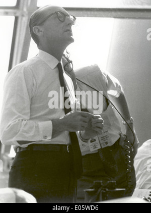 Dr. George Mueller überwacht die Apollo-11-Mission von der Startkontrolle des Kennedy Space Centers. Seine Aufsicht spielte eine entscheidende Rolle bei der erfolgreichen Landung von Menschen auf dem Mond während der historischen Mission der NASA im Jahr 1969. Stockfoto
