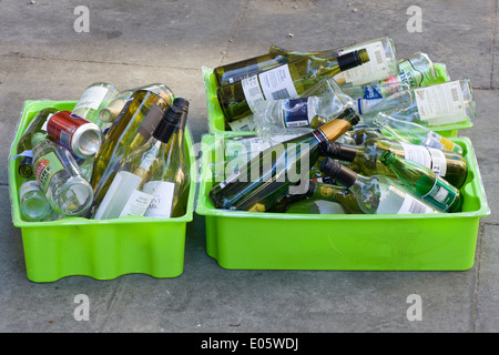 Recycling von Glas Wein-Flaschen in einem Papierkorb zur Abholung bereit Stockfoto