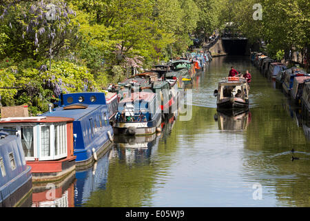 London, UK. 3. Mai 2014. Ausflugsschiff unterwegs Regents Canal. Das traditionelle Canalway Kavalkade-Festival, organisiert durch das Inland Waterways Association, IWA, erfolgt über die May Day Feiertag am klein-Venedig, Paddington, London. Etwa 120 dekoriert bunt Narrowboats nehmen an diesem Festival Teil. Bildnachweis: Nick Savage/Alamy Live-Nachrichten Stockfoto