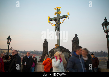 Kruzifix-Statue auf der Karlsbrücke - Prag, Tschechische Republik Stockfoto