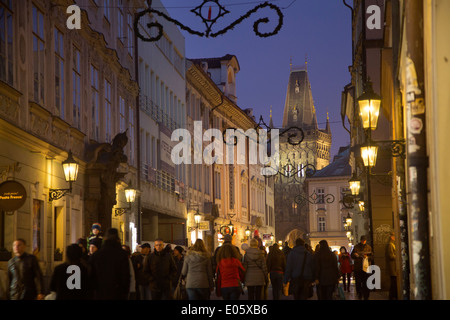 Straße in Prag zeigt Pulverturm auf Distanz - Prag, Tschechische Republik Stockfoto
