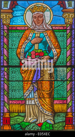 ROZNAVA, Slowakei - 19. April 2014: St. Elisabeth von Ungarn von Fensterscheibe ab 19. Jhdt. in der Kathedrale. Stockfoto