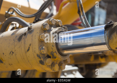 Ein Hydraulikzylinder auf einem massiven Stück Tagebau Bergbaumaschinen Stockfoto