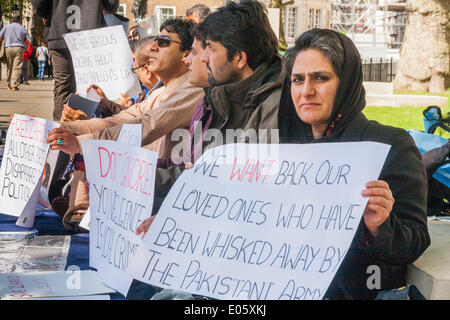 London, UK. 3. Mai 2014. Eine kleine Gruppe von Balochistani Demonstranten gegen "verschwinden" von einer angeblichen 18.000 Balochistani politische Aktivisten, darunter Studentenführer Zahid Baloch, die für einen unabhängigen Staat in einem Bereich einsetzen, die Teile von Pakistan, Afghanistan und Iran überlappt. Bildnachweis: Paul Davey/Alamy Live-Nachrichten Stockfoto