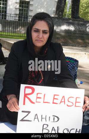 London, UK. 3. Mai 2014. Eine kleine Gruppe von Balochistani Demonstranten gegen "verschwinden" von einer angeblichen 18.000 Balochistani politische Aktivisten, darunter Studentenführer Zahid Baloch, die für einen unabhängigen Staat in einem Bereich einsetzen, die Teile von Pakistan, Afghanistan und Iran überlappt. Bildnachweis: Paul Davey/Alamy Live-Nachrichten Stockfoto