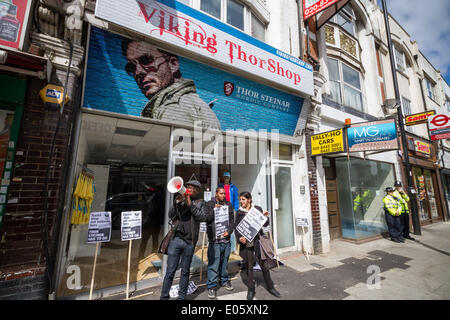 North Finchley, London, UK. 3. Mai 2014. Thor Steinar rechtsextremen Shop Protest von Antifaschisten in North London Credit: Guy Corbishley/Alamy Live News Stockfoto