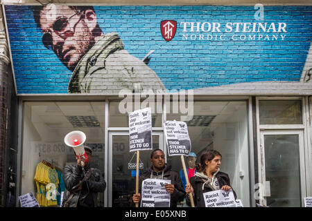 North Finchley, London, UK. 3. Mai 2014. Thor Steinar rechtsextremen Shop Protest von Antifaschisten in North London Credit: Guy Corbishley/Alamy Live News Stockfoto