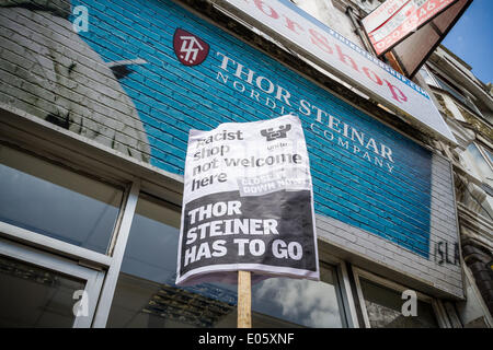 North Finchley, London, UK. 3. Mai 2014. Thor Steinar rechtsextremen Shop Protest von Antifaschisten in North London Credit: Guy Corbishley/Alamy Live News Stockfoto