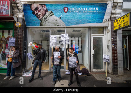 North Finchley, London, UK. 3. Mai 2014. Thor Steinar rechtsextremen Shop Protest von Antifaschisten in North London Credit: Guy Corbishley/Alamy Live News Stockfoto