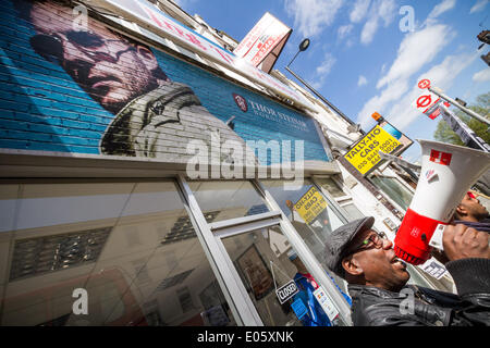 North Finchley, London, UK. 3. Mai 2014. Thor Steinar rechtsextremen Shop Protest von Antifaschisten in North London Credit: Guy Corbishley/Alamy Live News Stockfoto