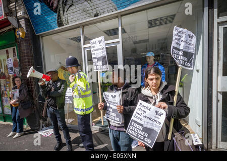 North Finchley, London, UK. 3. Mai 2014. Thor Steinar rechtsextremen Shop Protest von Antifaschisten in North London Credit: Guy Corbishley/Alamy Live News Stockfoto