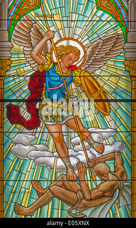 ROZNAVA, Slowakei - 19. April 2014: Erzengel Michael von Fensterscheibe vom 19. Jhdt. in der Kathedrale. Stockfoto