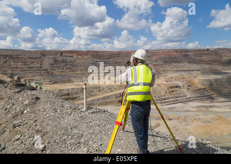Eine lokale Arbeiter Umfragen in Punkte in eine massive öffnen Guss Kupfer mir in Sambia Stockfoto