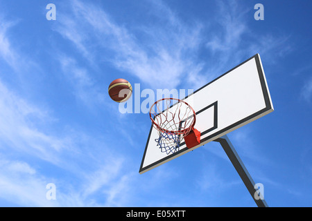 Basketball-Backboard und blauen Himmelshintergrund Stockfoto