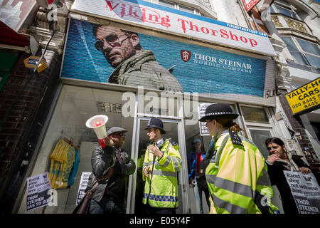 North Finchley, London, UK. 3. Mai 2014. Thor Steinar rechtsextremen Shop Protest von Antifaschisten in North London Credit: Guy Corbishley/Alamy Live News Stockfoto