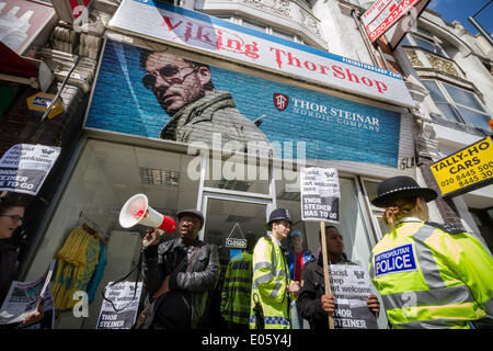 North Finchley, London, UK. 3. Mai 2014. Thor Steinar rechtsextremen Shop Protest von Antifaschisten in North London Credit: Guy Corbishley/Alamy Live News Stockfoto