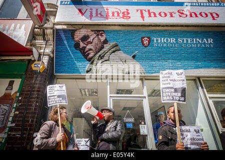 North Finchley, London, UK. 3. Mai 2014. Thor Steinar rechtsextremen Shop Protest von Antifaschisten in North London Credit: Guy Corbishley/Alamy Live News Stockfoto