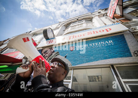 North Finchley, London, UK. 3. Mai 2014. Thor Steinar rechtsextremen Shop Protest von Antifaschisten in North London Credit: Guy Corbishley/Alamy Live News Stockfoto